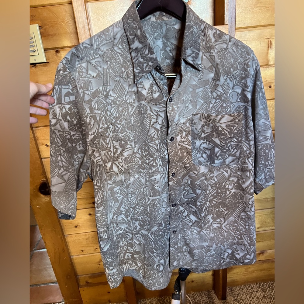 Men’s brown print short sleeve collared shirt.  Size XL Silk?